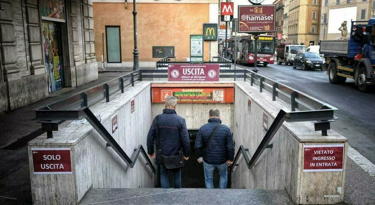 Roma, caos in piazza Barberini: ladro fugge tra le auto nel traffico inseguito dalle lavoratrici di un ristopu