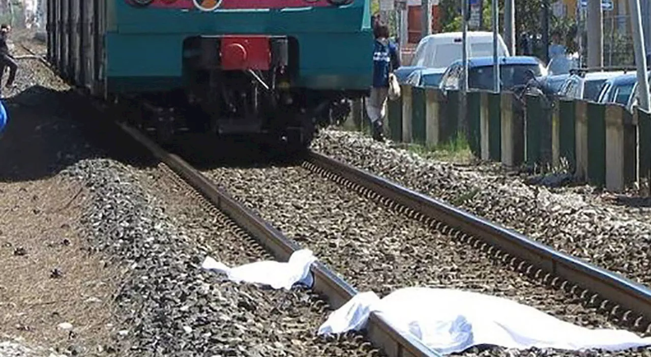 Roma-Civitavecchia, uomo investito e ucciso da un treno sui binari: circolazione bloccata