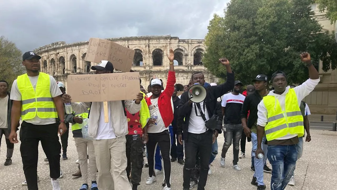 À Nîmes, une trentaine de migrants manifestent devant le tribunal administratif pour le renouvellement des tit