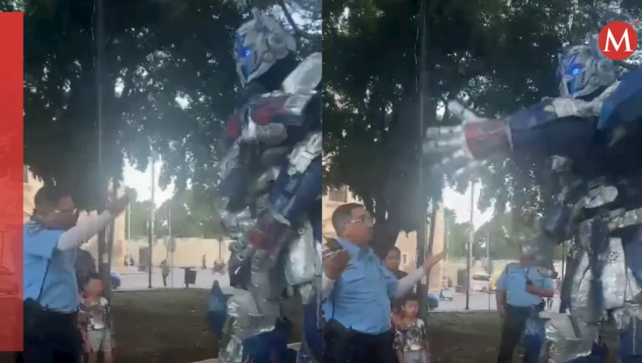 Captan a Optimus Prime 'peleando' con policía en Mérida: “México surrealista”