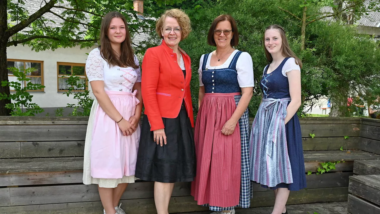 Warther Schülerinnen schneidern eigene Dirndl