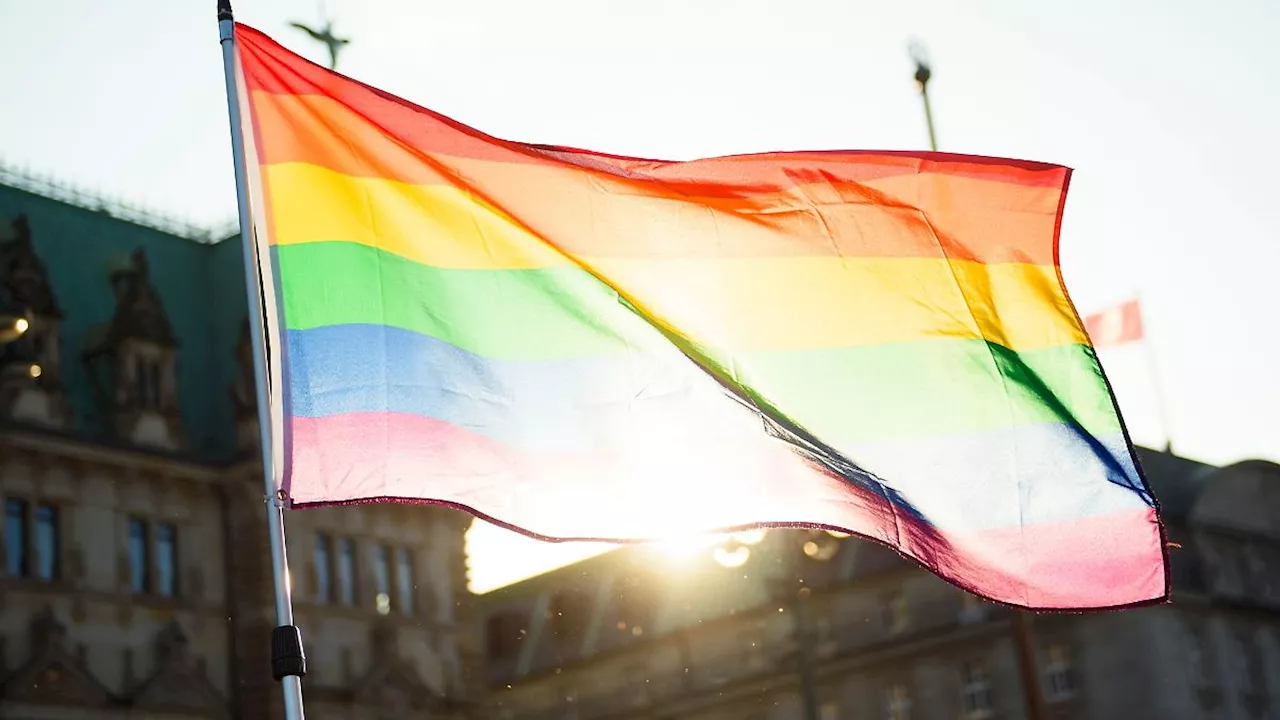 Mecklenburg-Vorpommern: Demonstration gegen Verbannung der Regenbogenflagge