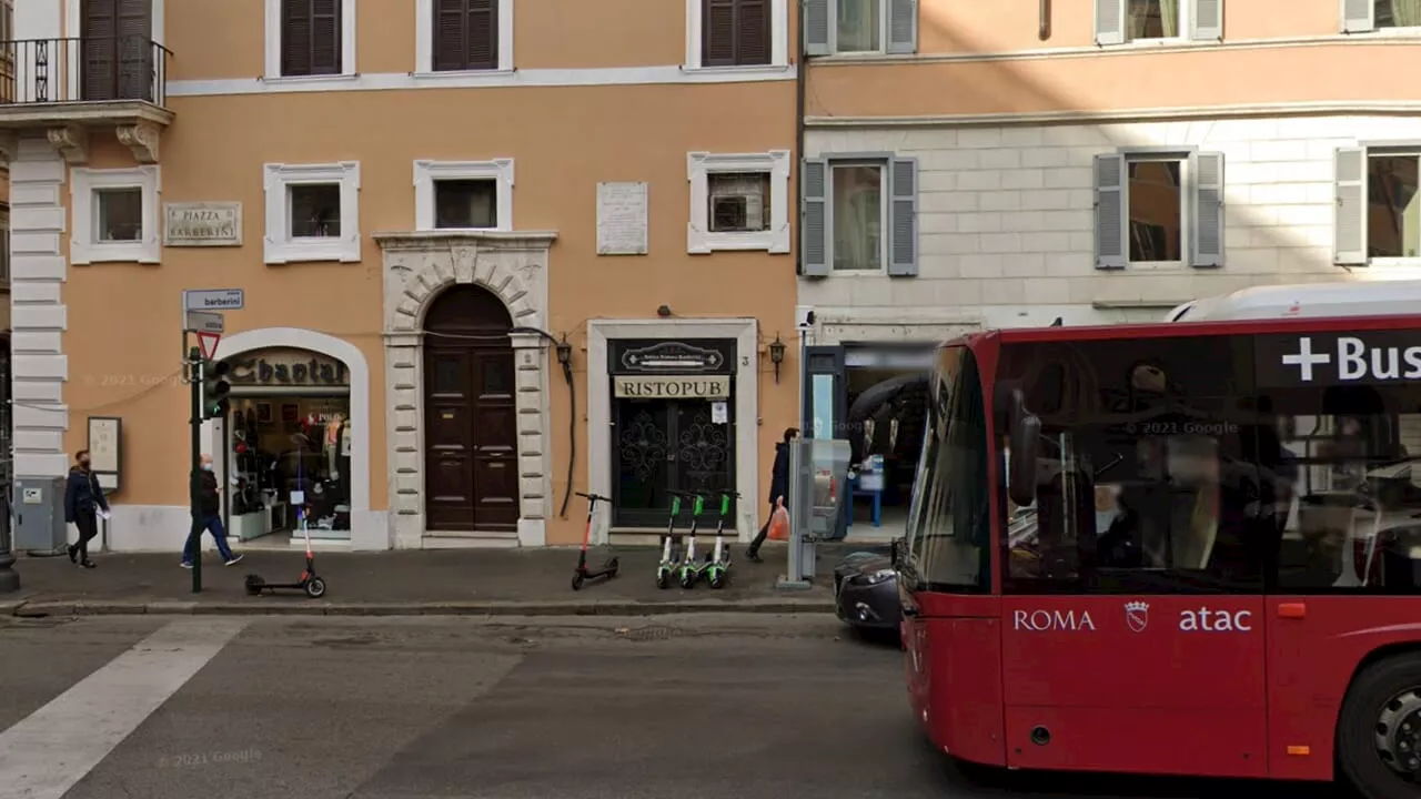 Ladro inseguito dalle lavoratrici del ristopub semina il panico a piazza Barberini