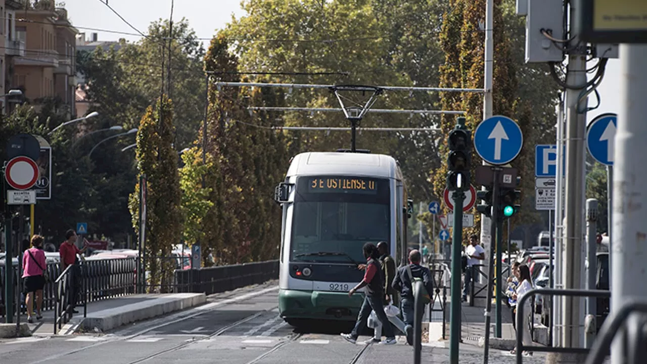 Nuove fermate dei tram, via ai lavori di adeguamento: si parte con piazza del Colosseo