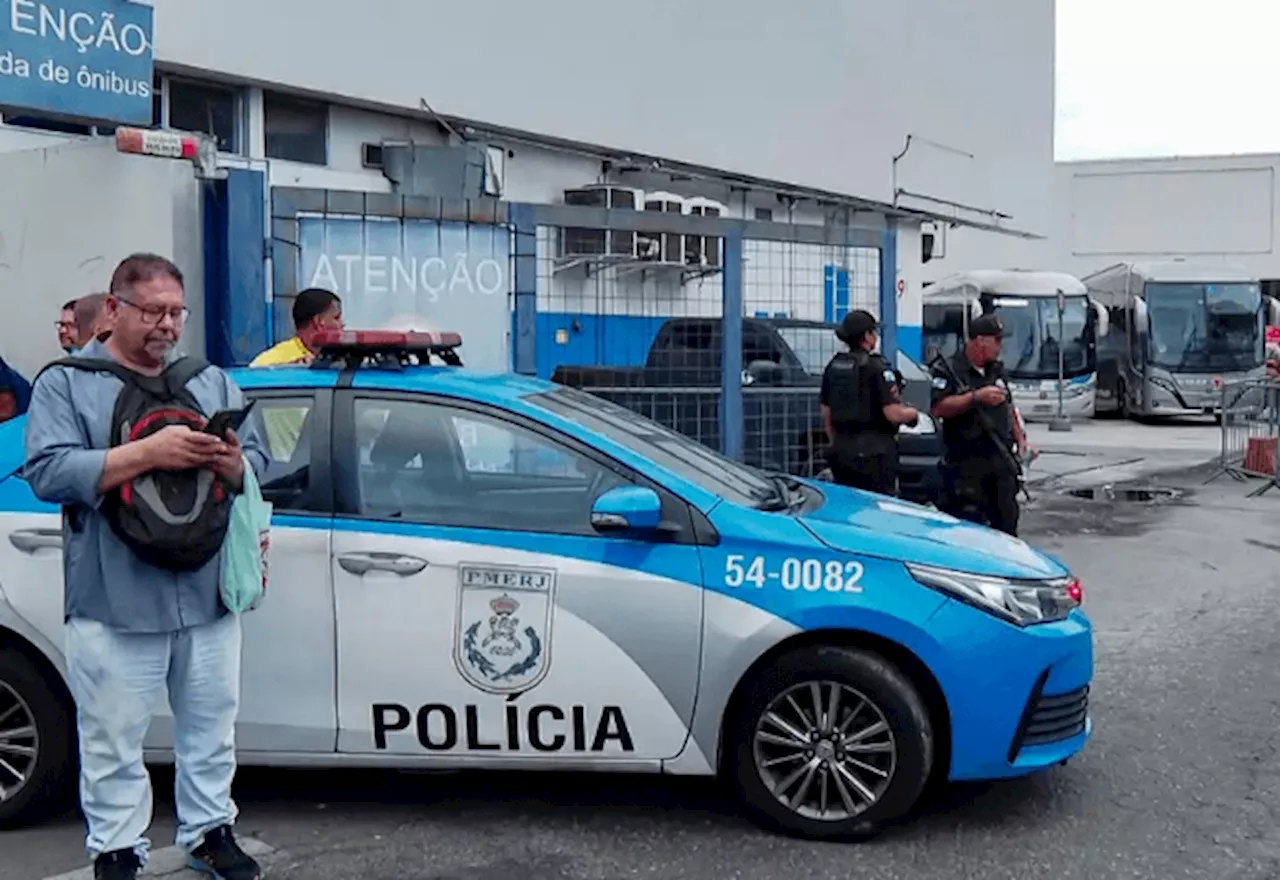 Criminosos sequestram 9 ônibus para fazer barricada no Rio de Janeiro