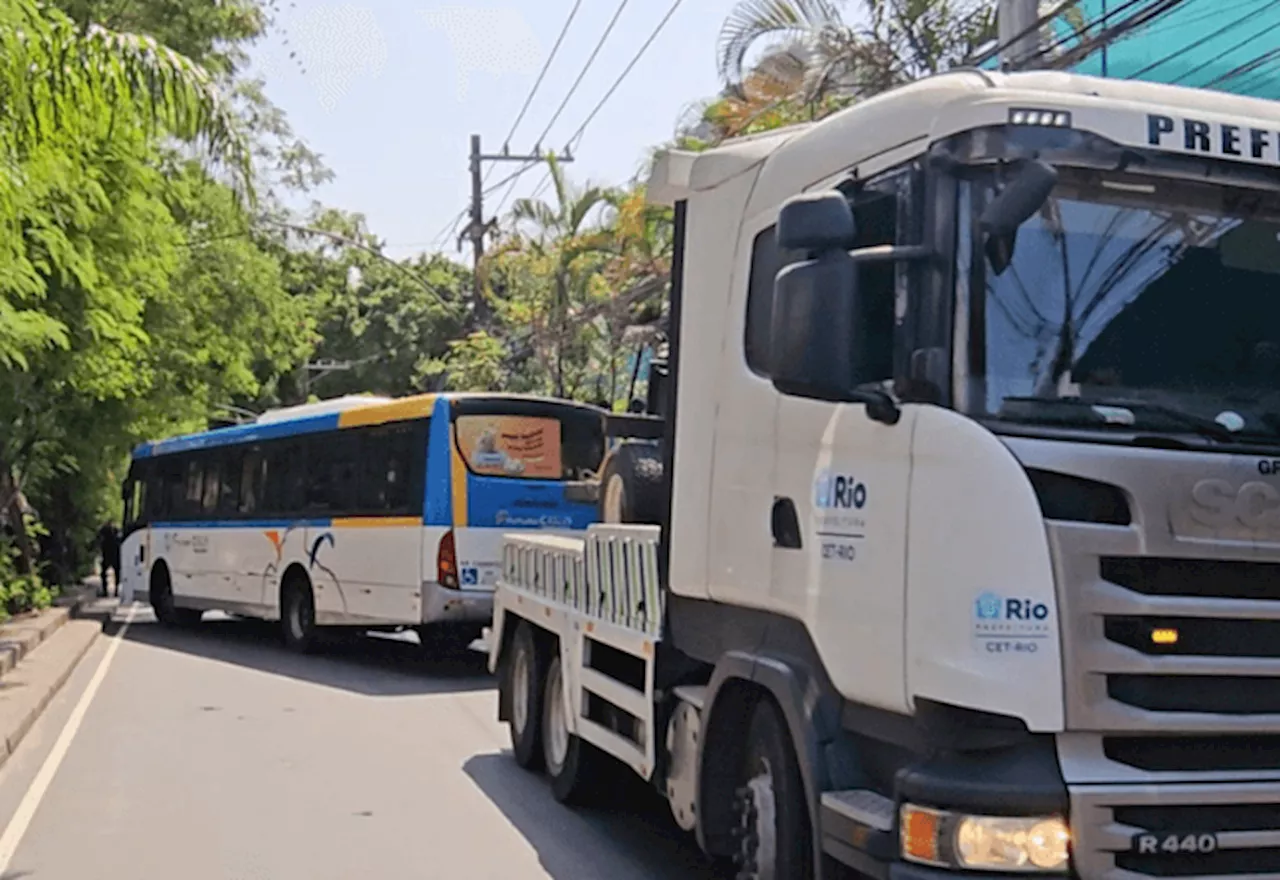 Criminosos usam ônibus para formar barricadas pelo segundo dia consecutivo no Rio de Janeiro