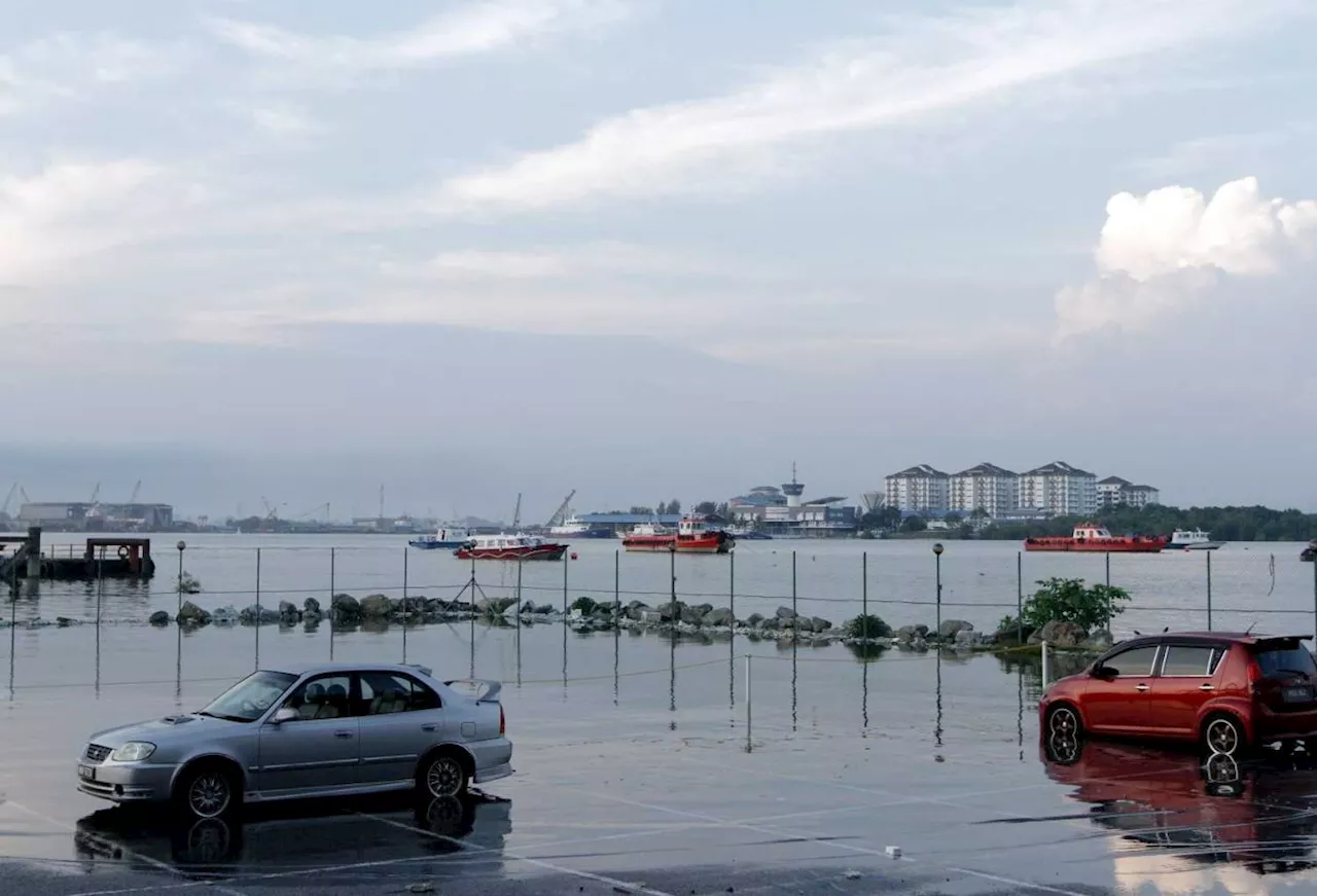 Coastal flooding from high tide hits Sabak Bernam