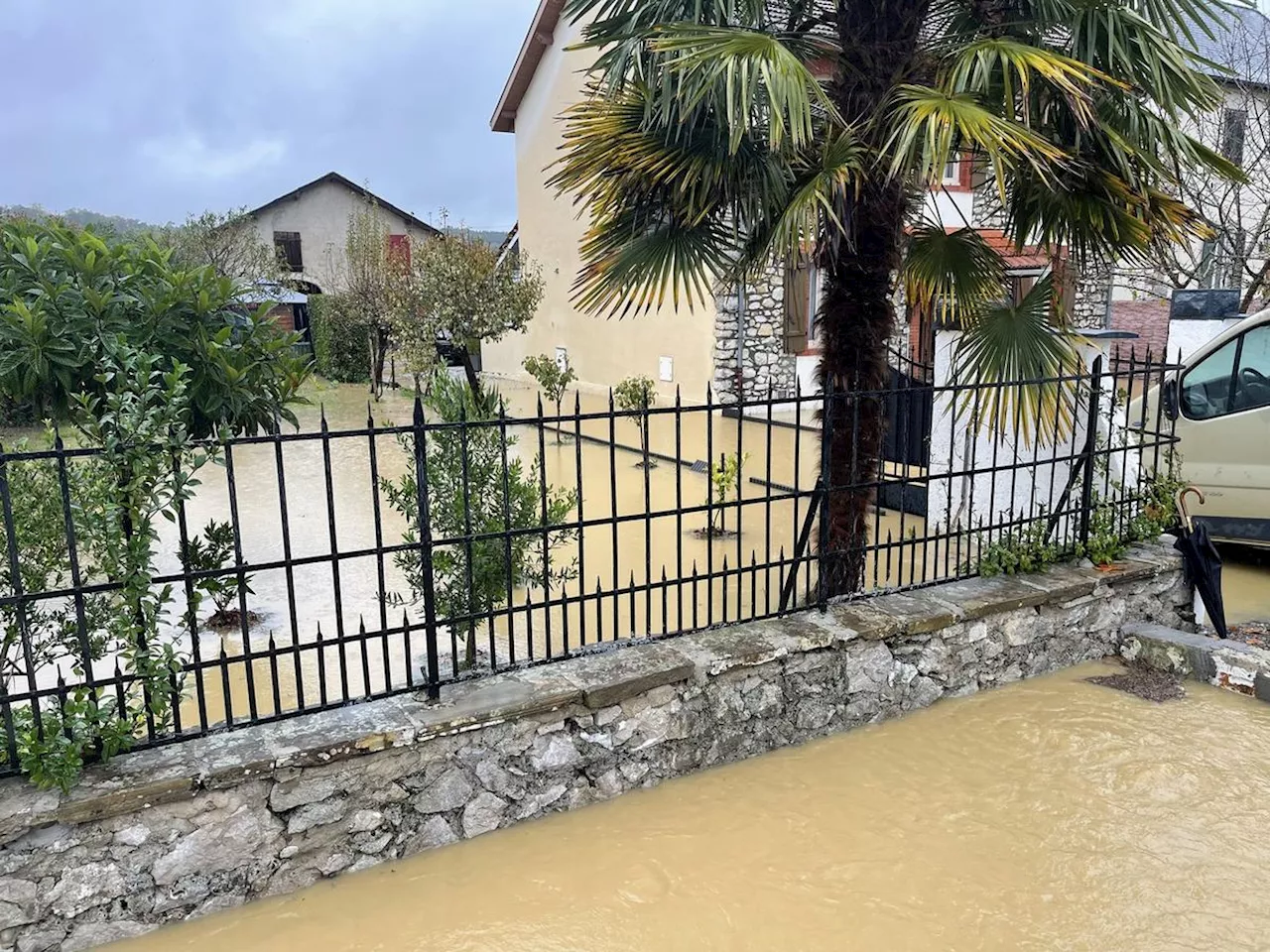 Intempéries en Béarn : routes, entreprises et maisons inondées à Puyoô, où une personne âgée a été évacuée