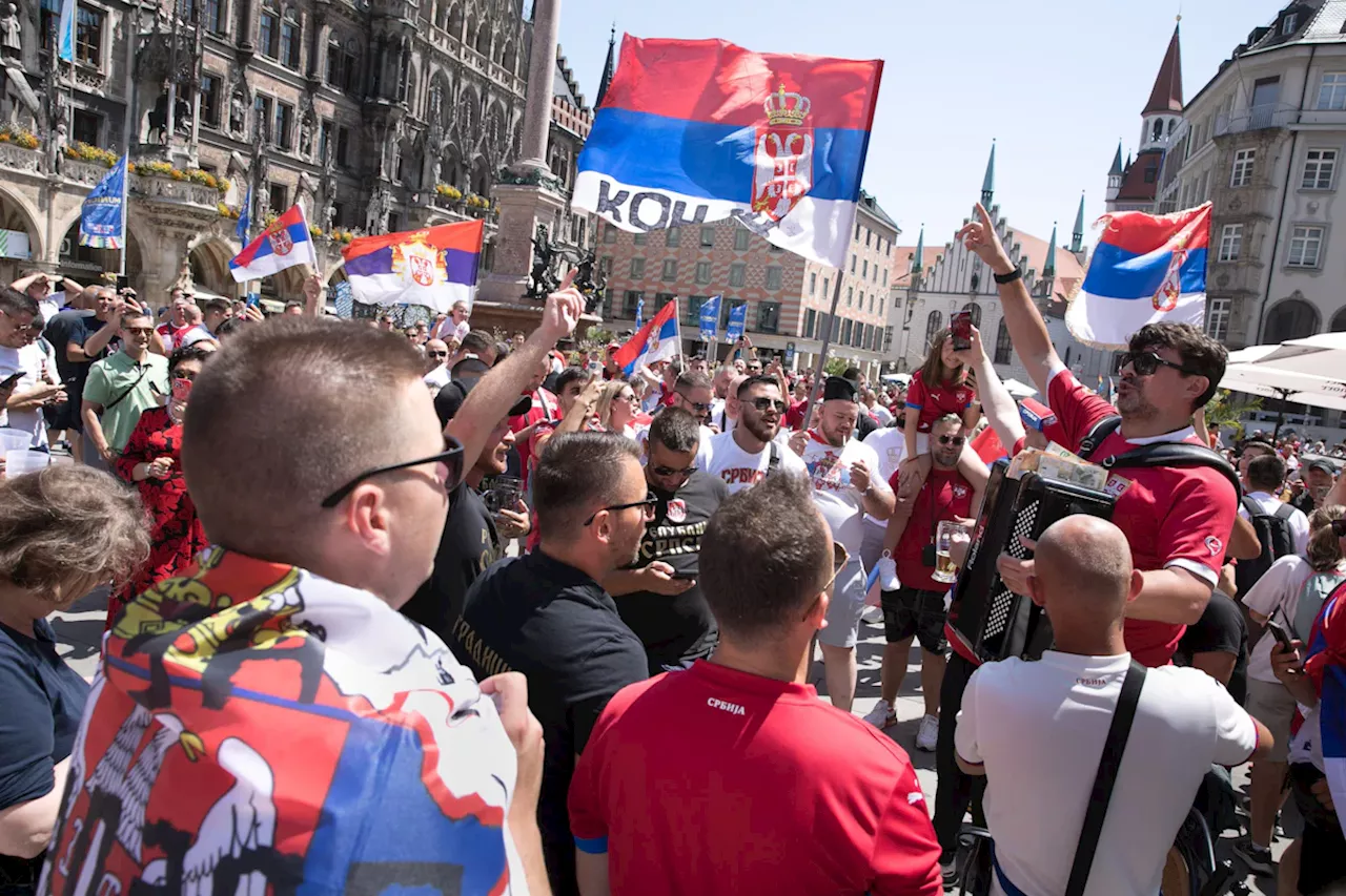 München: Serben randalieren bei Fußball-EM auf Marienplatz