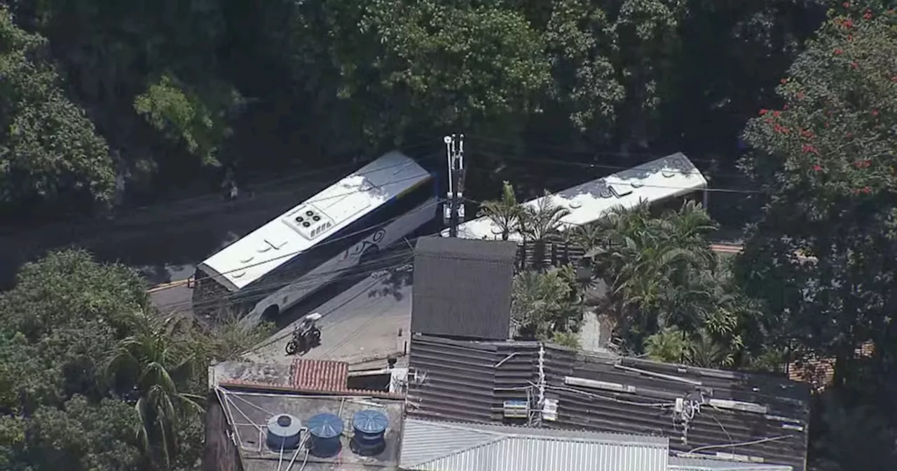 Criminosos sequestram nove ônibus para usar como barricadas na Zona Oeste do Rio de Janeiro