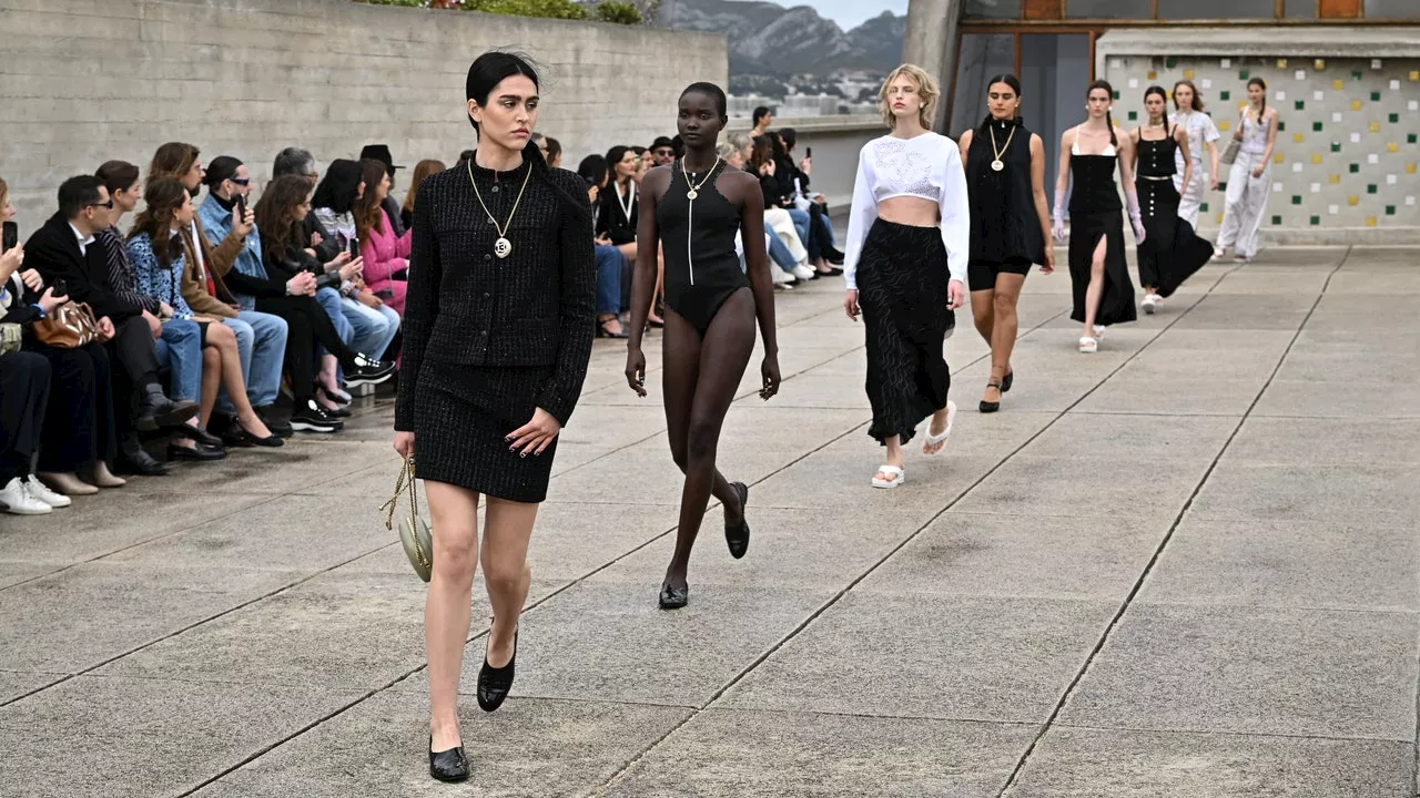 Sfilate Resort 2025 2026: Chanel sul lago di Como e il calendario