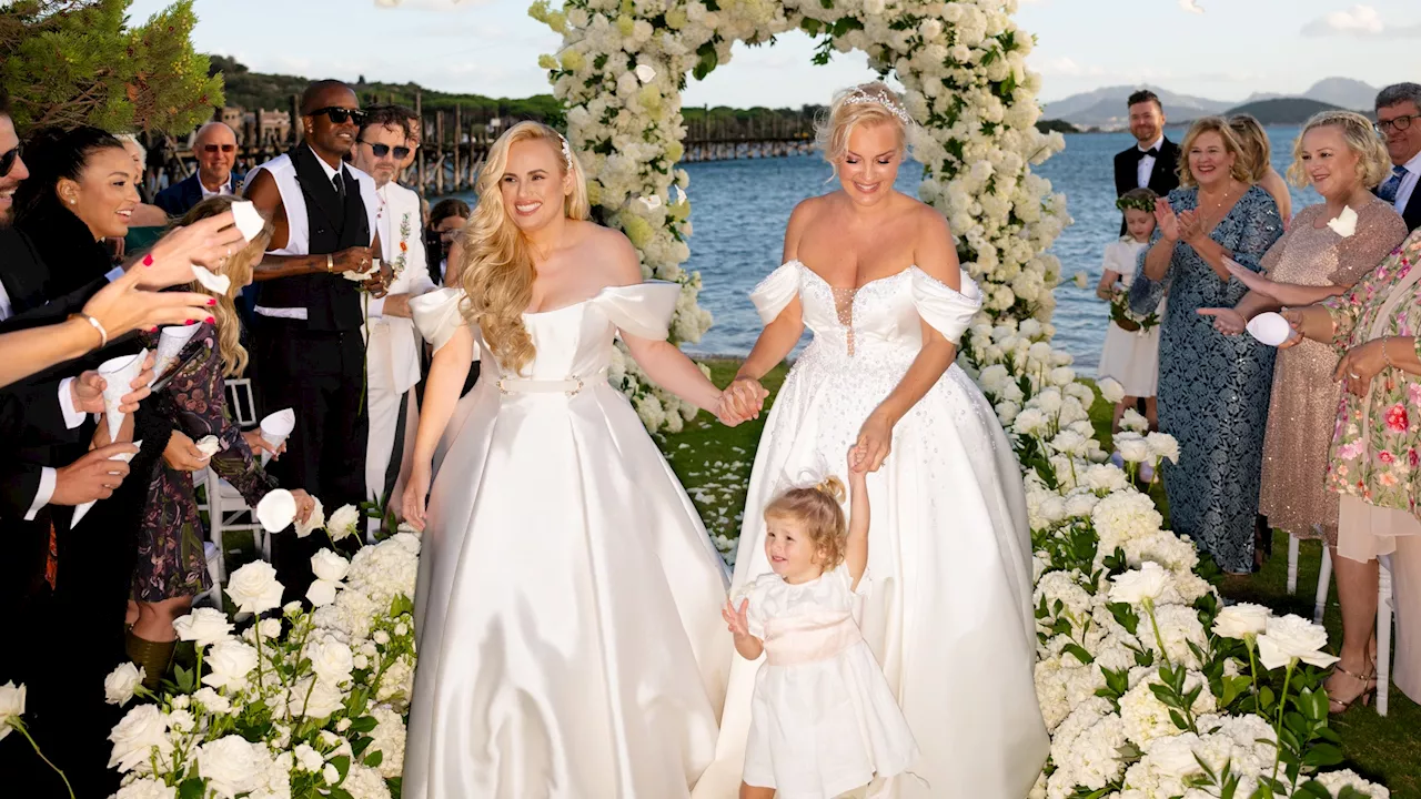 Rebel Wilson et Ramona Agruma se marient en Sardaigne avec des robes assorties Pronovias