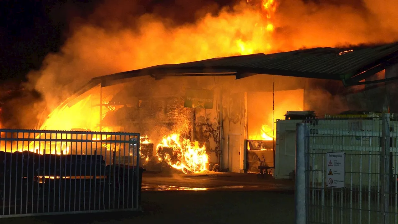 Lagerhalle in Hünxe brennt