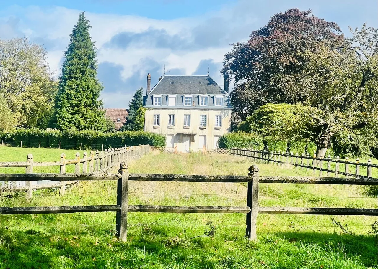 Qui veut acheter la maison blanche (et son parc) de Franqueville-Saint-Pierre ?