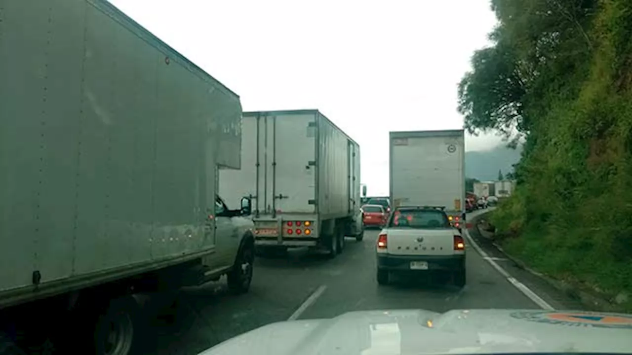 En Cumbres de Maltrata, piedras en autopista cierran la circulación vehicular