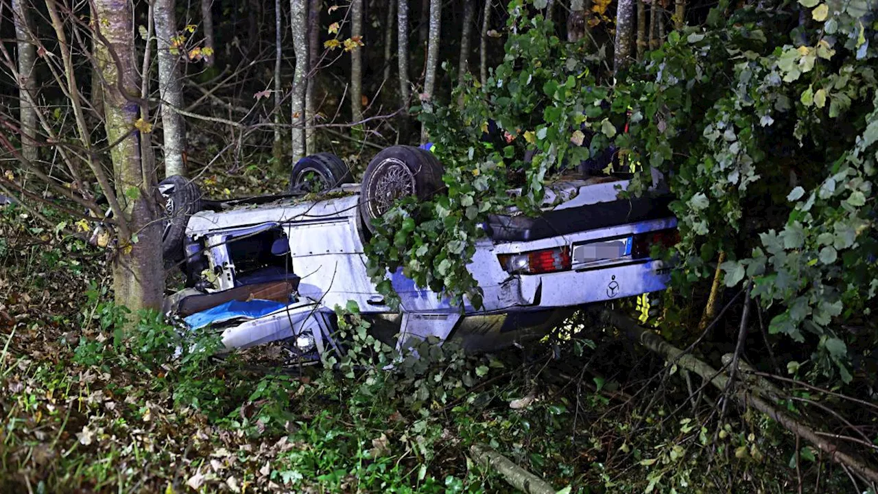 Tussenhausen/Ettringen: Totalschaden und Sperrung: 18-Jähriger bei Unfall lebensbedrohlich verletzt