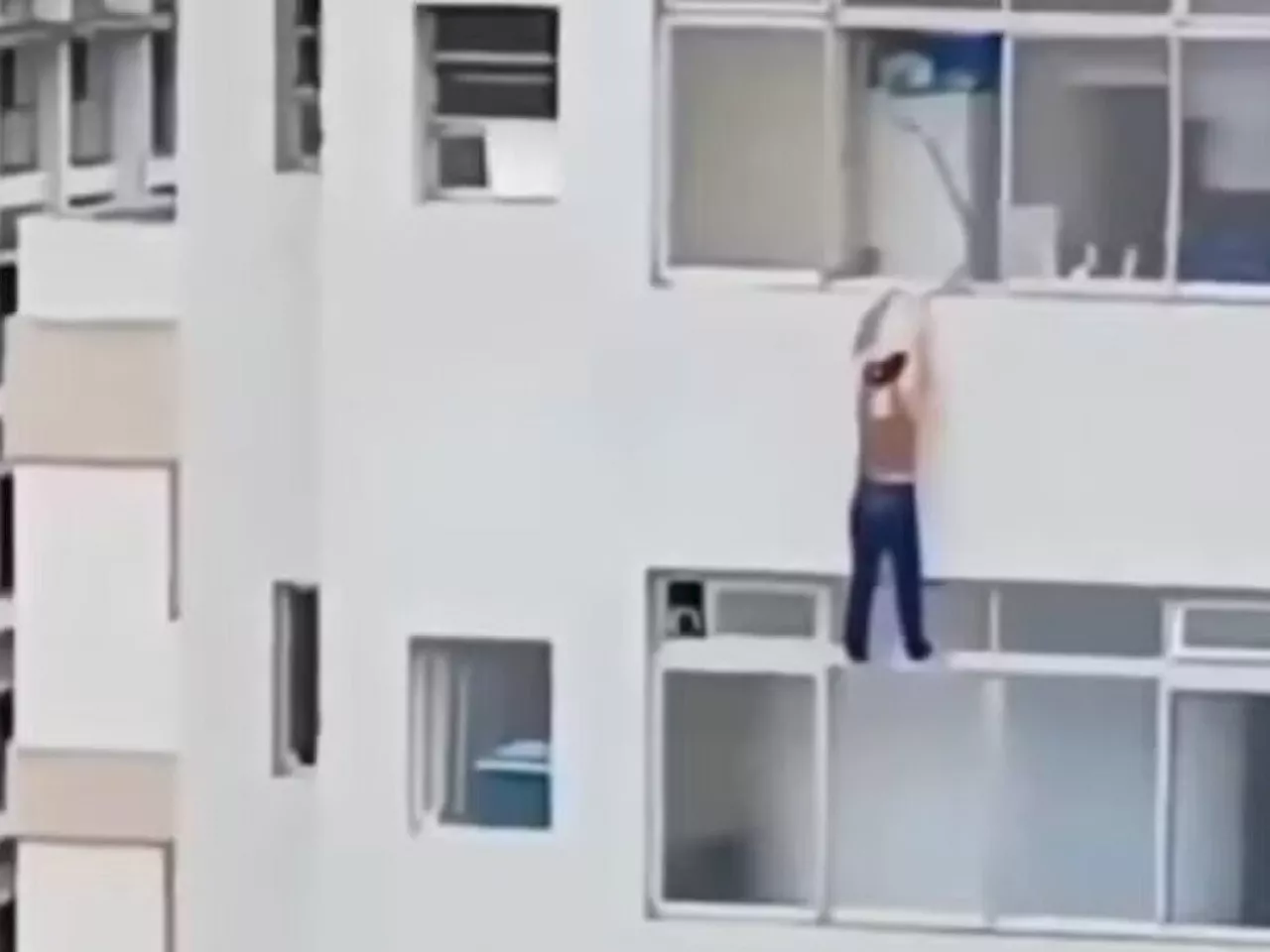 Pánico en Brasil: una mujer limpiaba una ventana, se resbaló y quedó colgada de un piso 16 durante 5 minutos