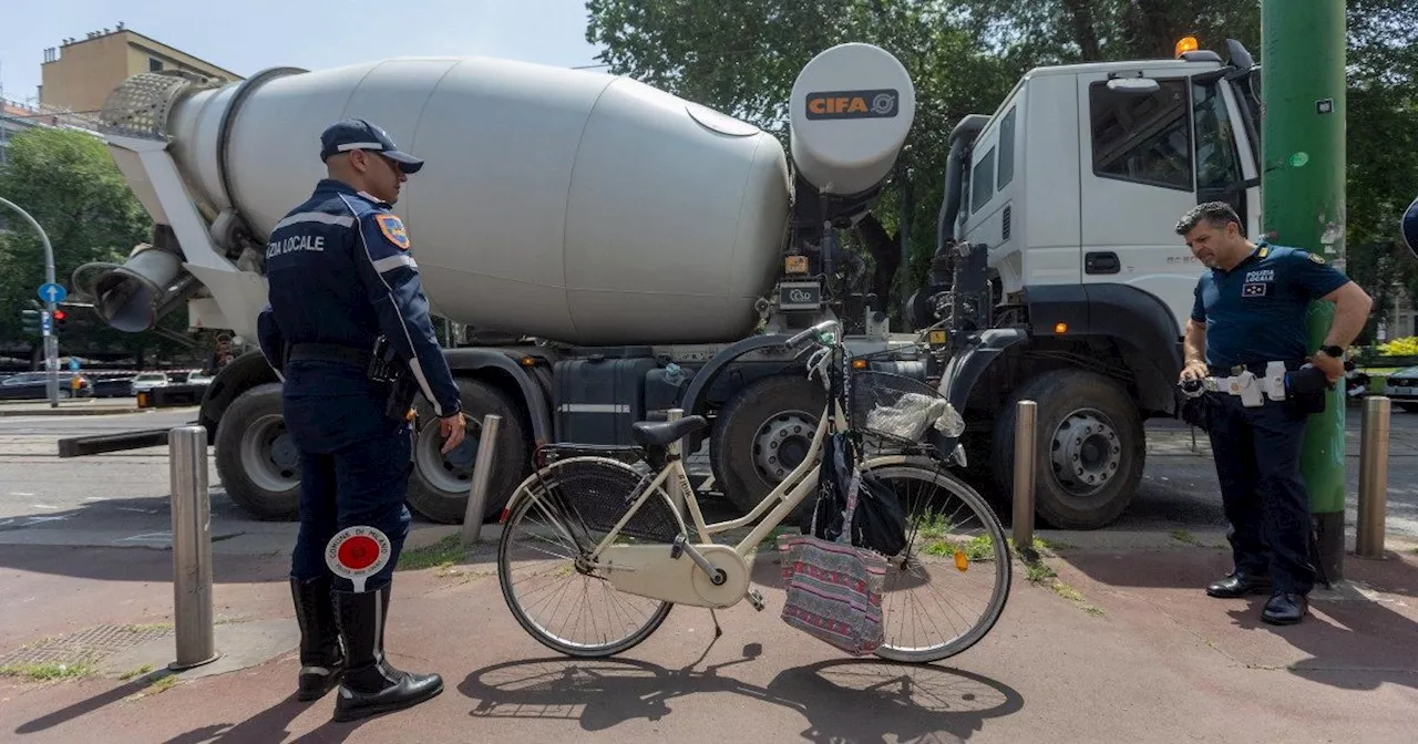 Ciclista investita e uccisa da una betoniera a Milano, chiuse le indagini: indagato anche l’assessore…