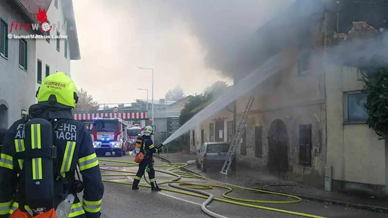 Oö: Schwieriger Löscheinsatz bei Brand eines Wohnhauses mit einem Todesopfer in Thalheim bei Wels