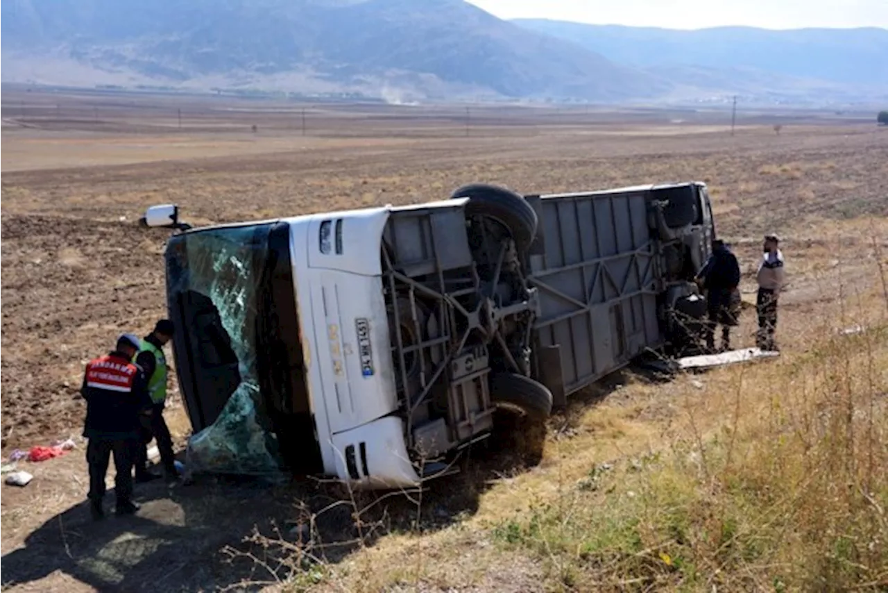 Bus vol Japanse toeristen gaat over de kop in Turkije: zes doden en 25 gewonden