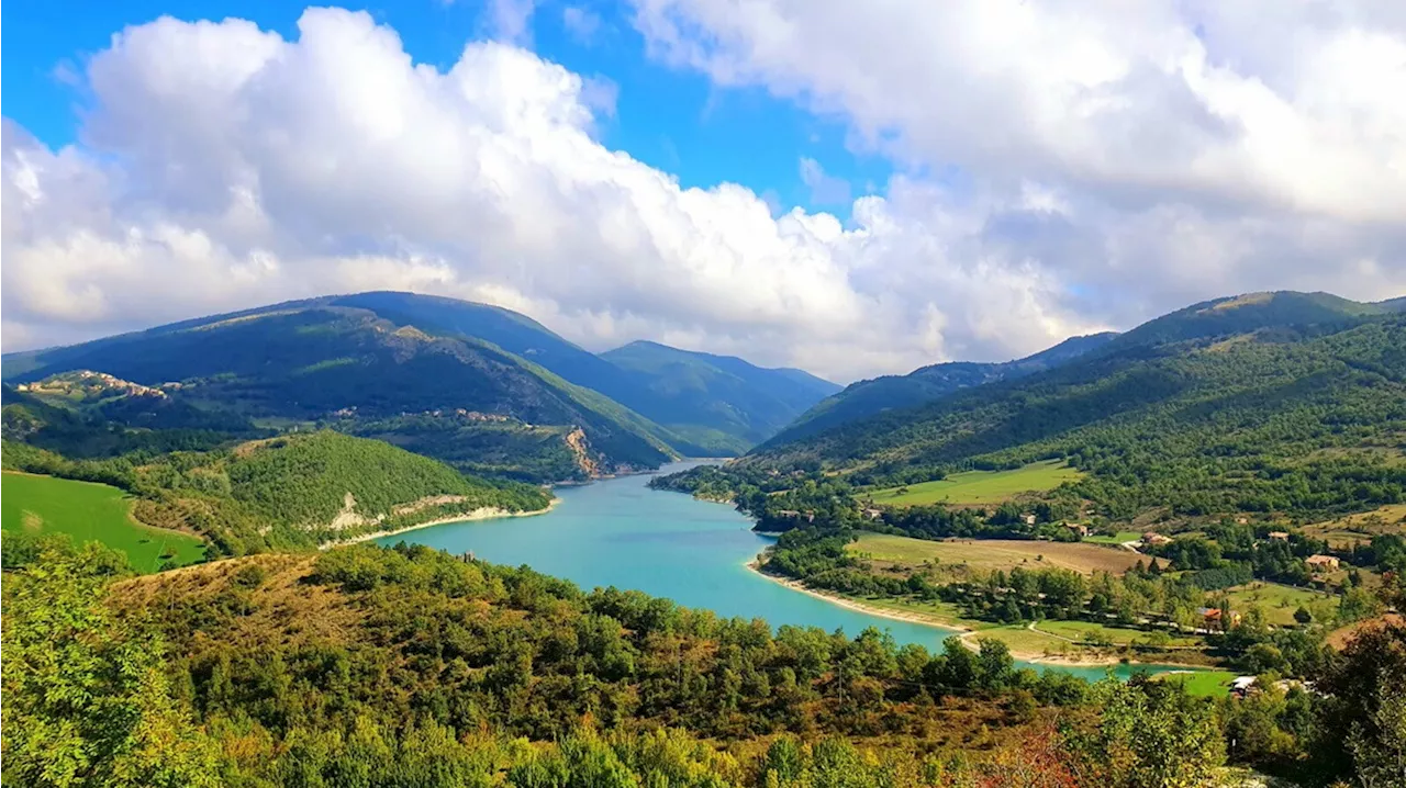 Passeggiando tra i colori e le atmosfere magiche del Lago di Fiastra