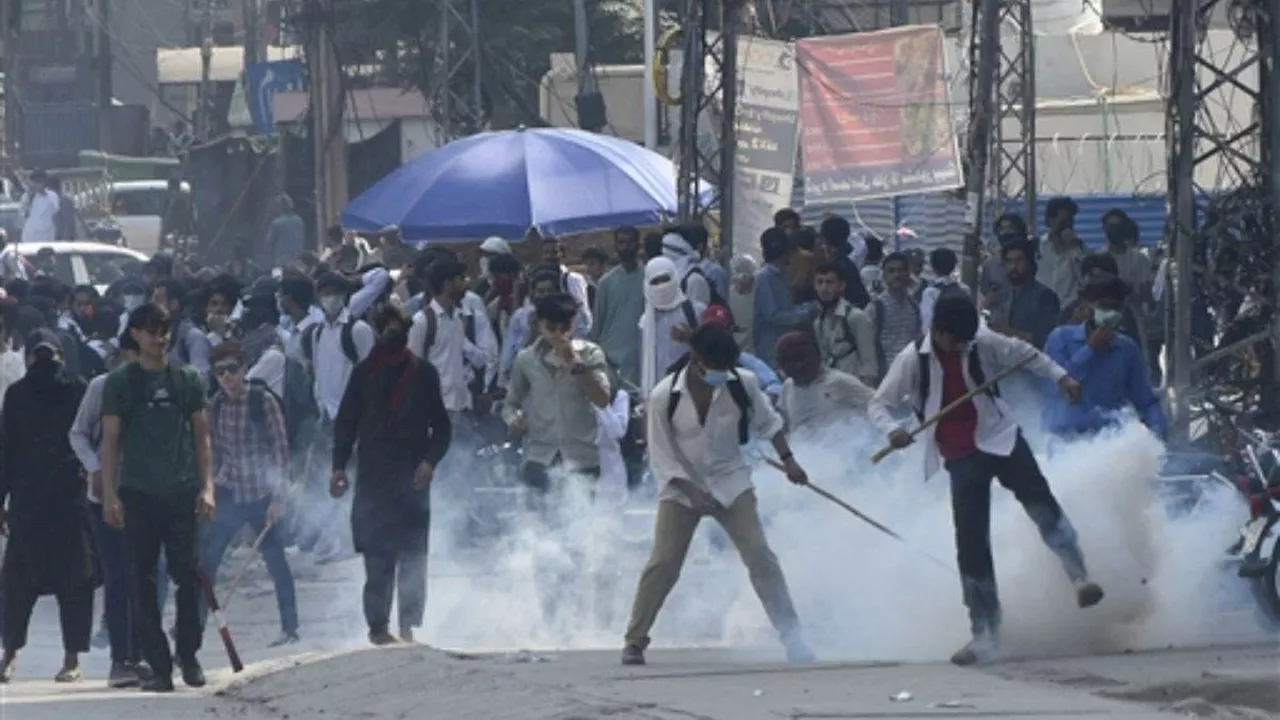 पाकिस्तान: लाहौर में कॉलेज में दुष्कर्म के खिलाफ सड़कों पर उतरे छात्र, दो दिन तक स्कूल बंद; 600 से ज्यादा लोग गिरफ्तार