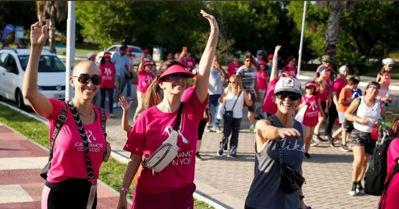 Se realiza la tradicional “caminata rosa” para concientizar sobre el cáncer de mama