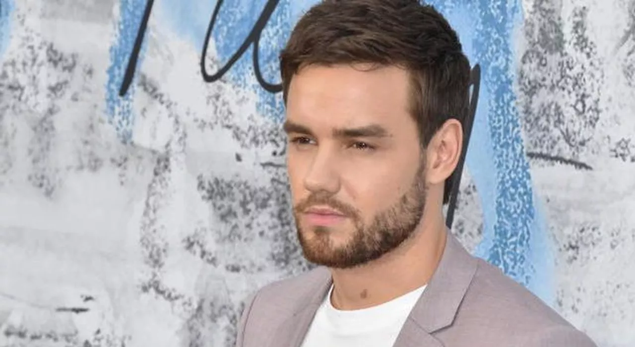 Liam Payne, il mistero del video in cui firmava gli autografi prima di morire. Ecco quando è stato girato e co