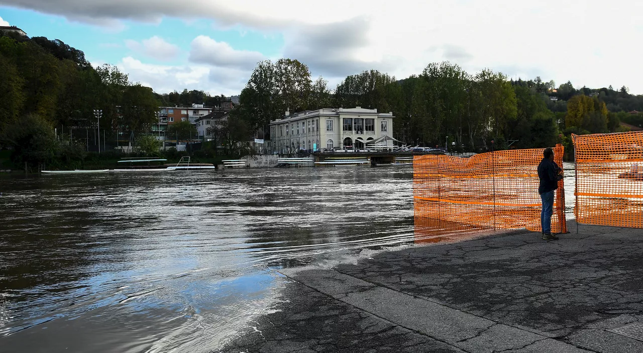 Maltempo, temporali a Torino: il Po esonda in centro. Allerta rossa in Emilia Romagna e scuole chiuse in molti