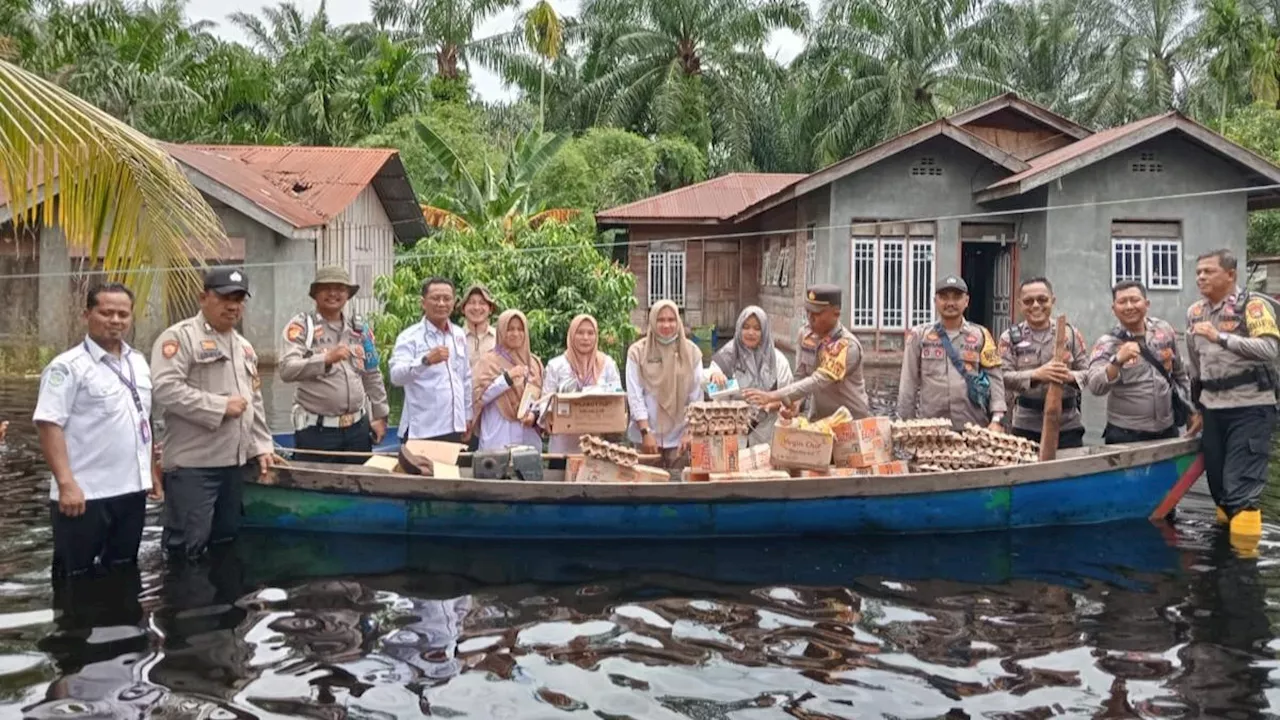 Banjir Belum Surut di Rokan Hilir, Bantuan Sembako Diangkut Pakai Sampan