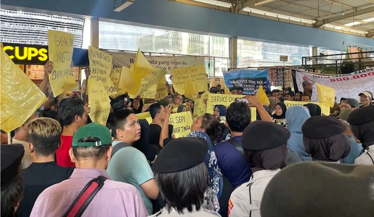 Pedagang Ancam Tutup Pintu Akses Skybridge Pasar Tanah Abang