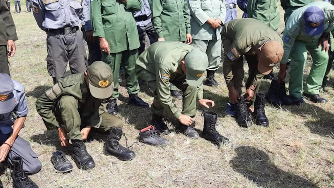 TNI dan Polres Tasikmalaya Bagikan Sepatu PDL untuk Anggota Linmas