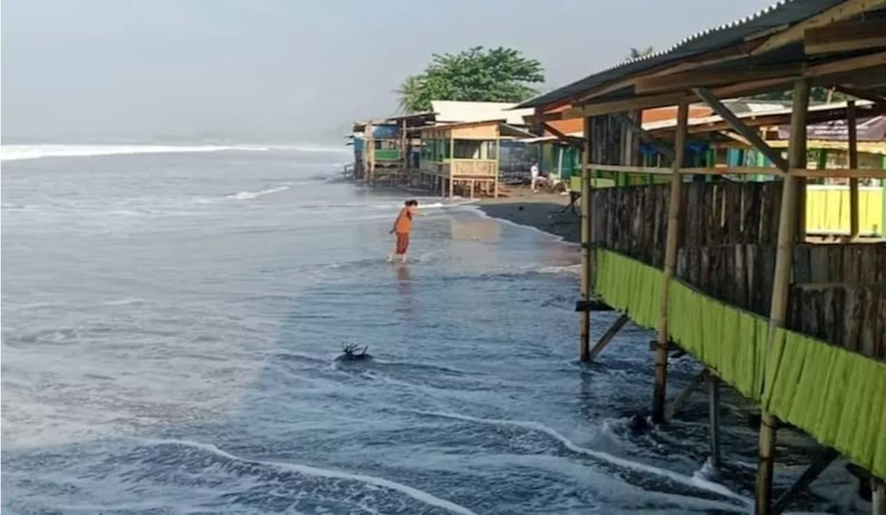 Warga Pesisir Pantai Selatan Sukabumi masih Waspadai Potensi Banjir Rob