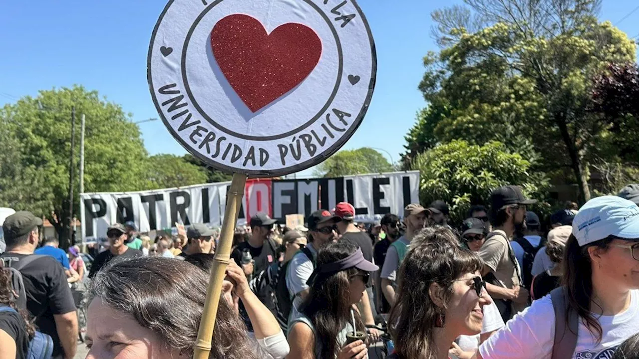 Masivo repudio popular: así recibieron a Javier Milei en Mar del Plata