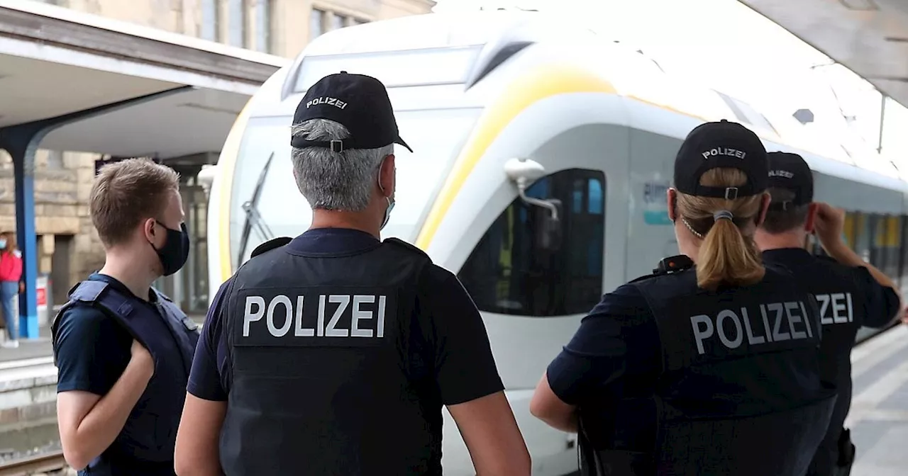 Auf Zugfahrt nach Bielefeld: Randalierer geht mit Schere auf Fahrgäste los