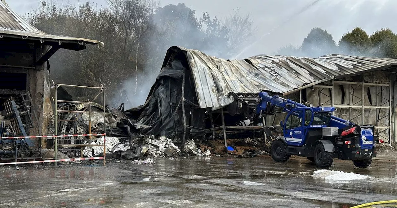 Hünxe: Vollbrand in Lagerhalle - Einsatz um 23 Uhr beendet