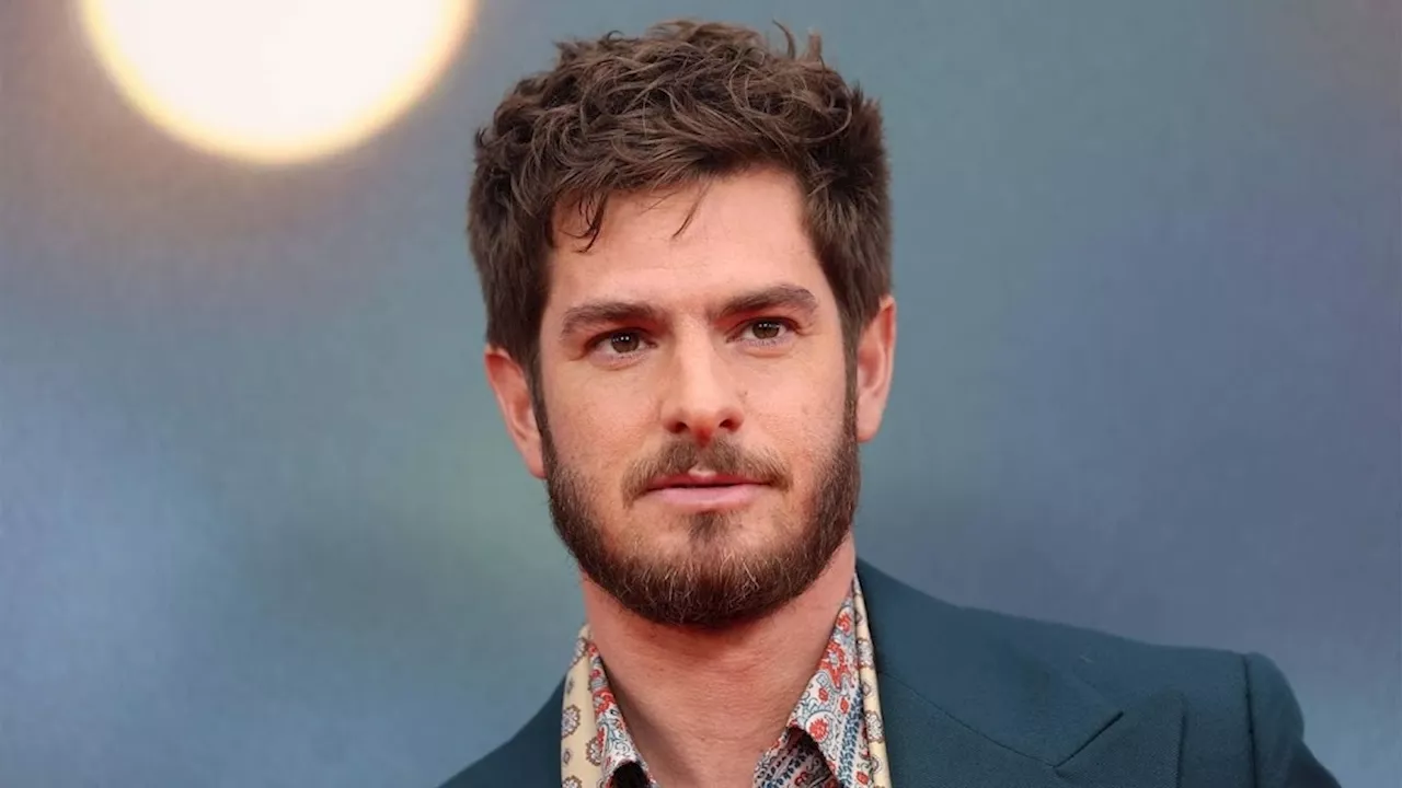 Andrew Garfield praat met Elmo van Sesamstraat over dood moeder