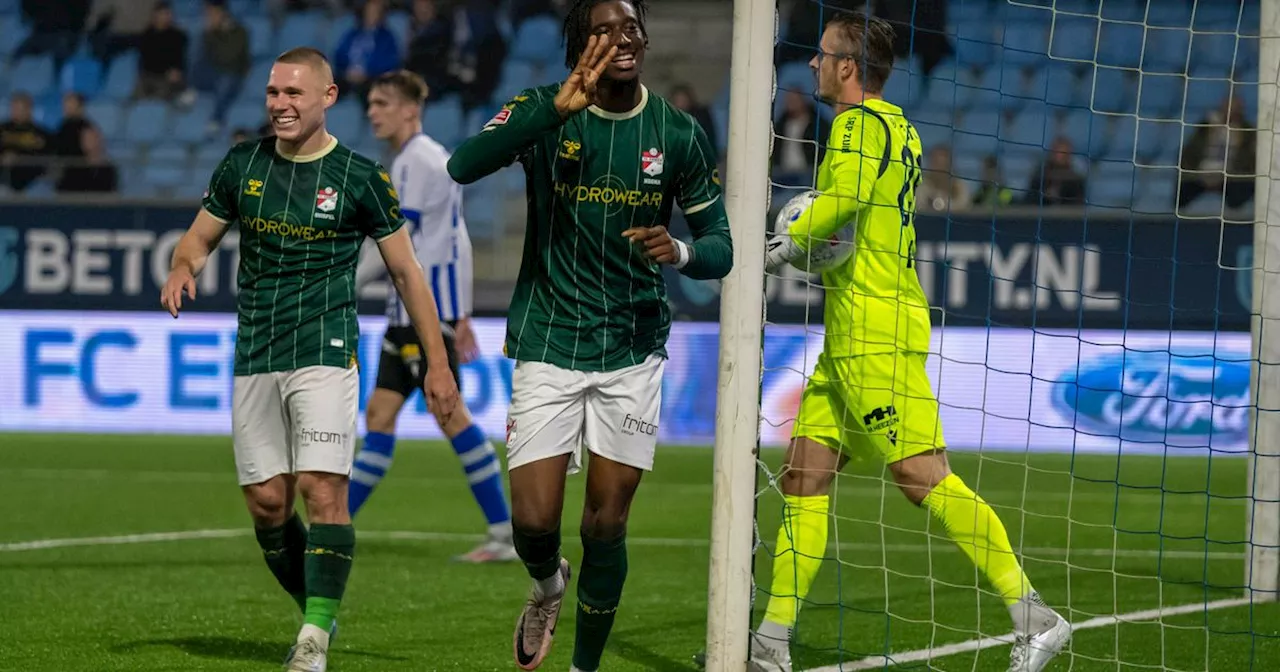 Kélian Nsona wijst FC Emmen met drie goals de weg bij FC Eindhoven