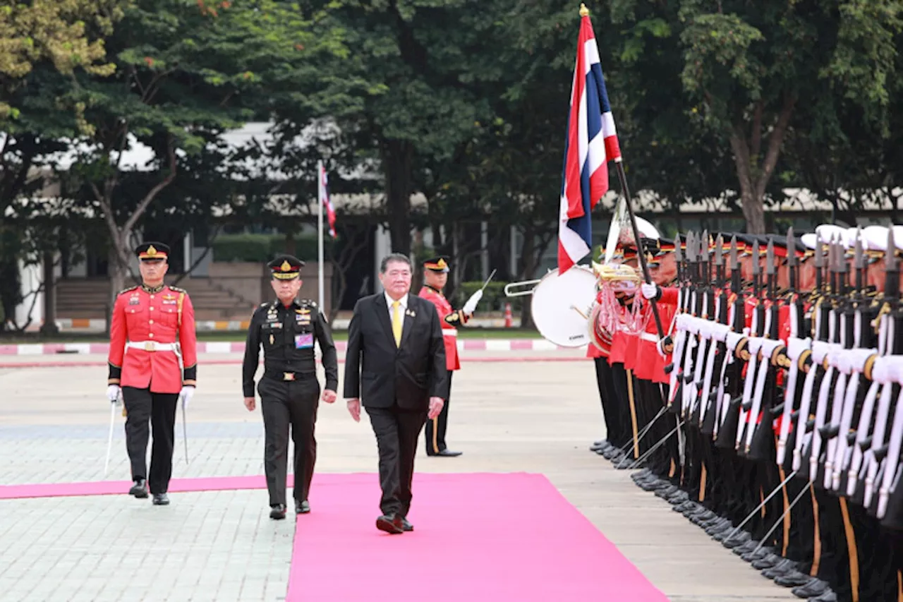 “บิ๊กอ้วน” เดินสายตรวจเยี่ยมกองทัพไทย ปลื้ม! ทหารช่วยประชาชนประสบภัยรวดเร็ว