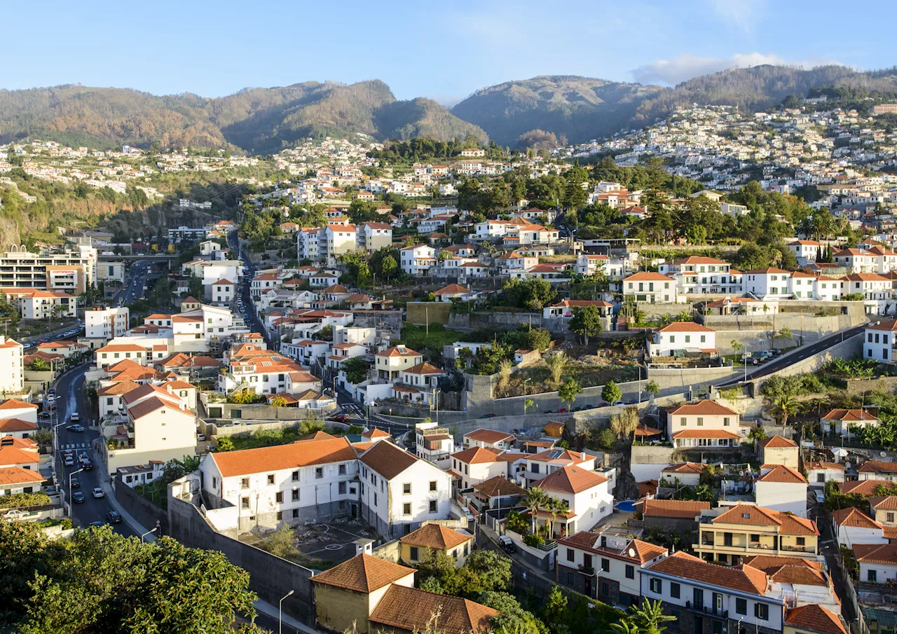 Colapso em edifício devoluto obriga a retirar 14 pessoas no Funchal