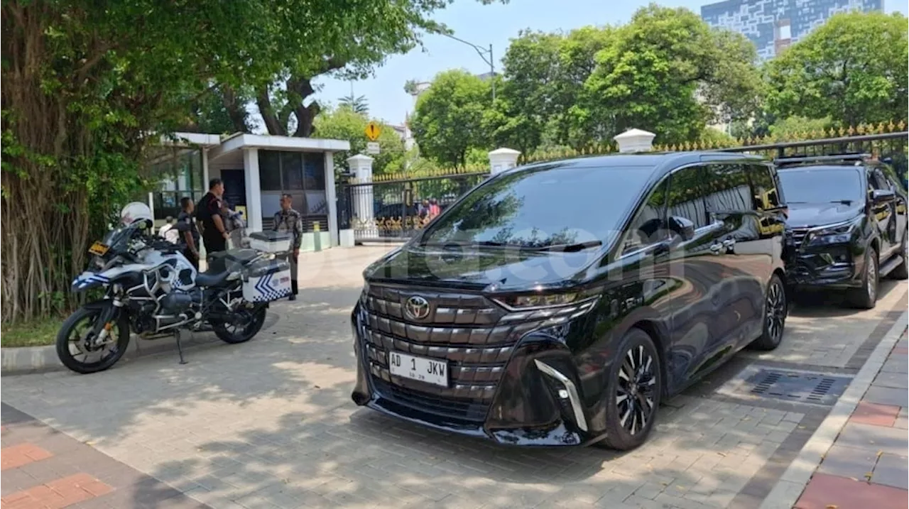 Toyota Alphard AD 1 JKW Terparkir Di Istana Sejak Rabu, Siap Antar Jokowi Pulang Ke Solo