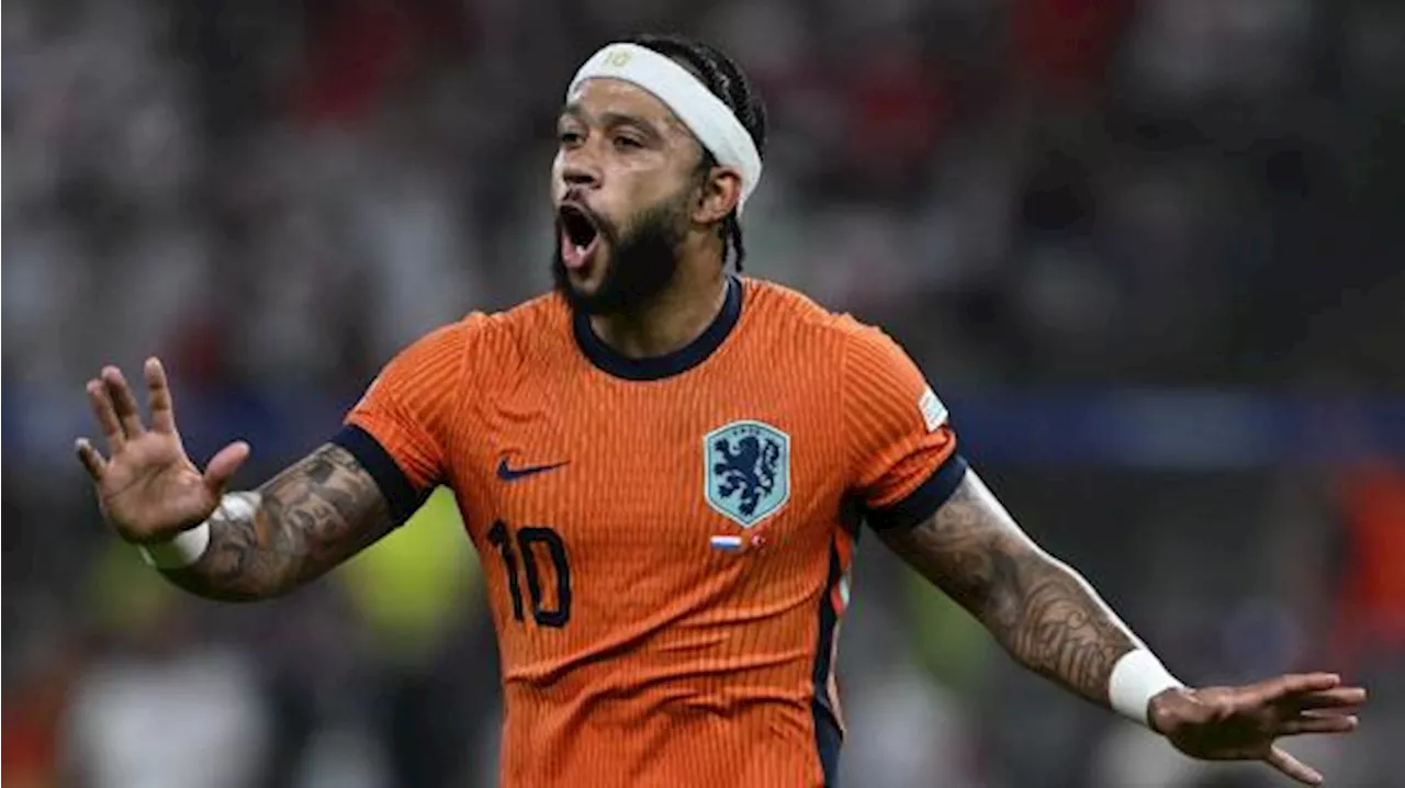 Corinthians, Depay segna e regala la fascia per capelli a un tifoso: 'Spero non la venda'