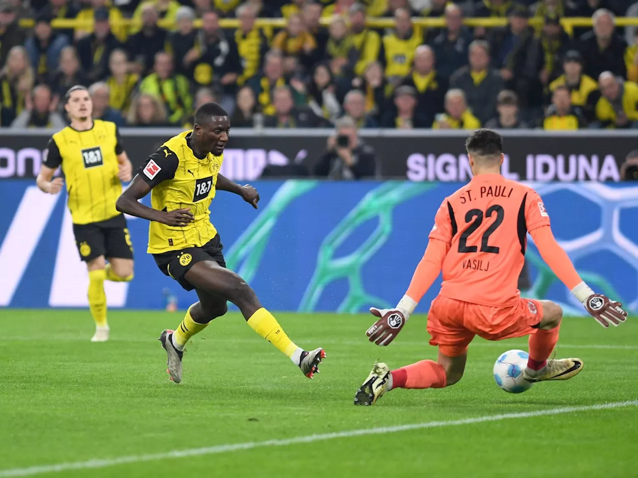 Guirassy voorkomt blamage in slotfase en verlengt zegereeks Dortmund