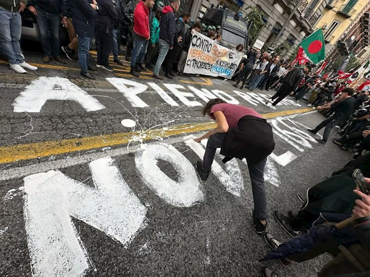 A Napoli il corteo contro il G7, in centinaia per dire no alla guerra