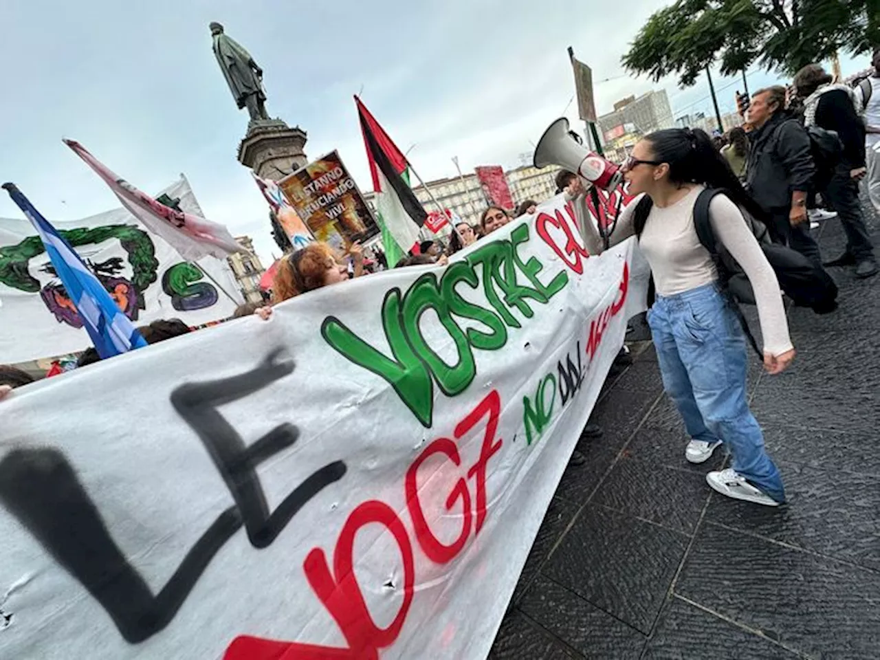 Il corteo anti G7, 'in piazza la voce di Napoli'