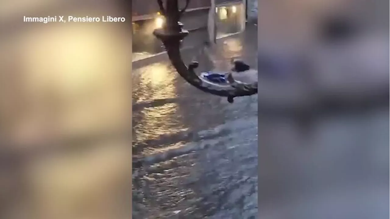 Maltempo in Sicilia, a Catania salvato un motociclista trascinato dall'acqua