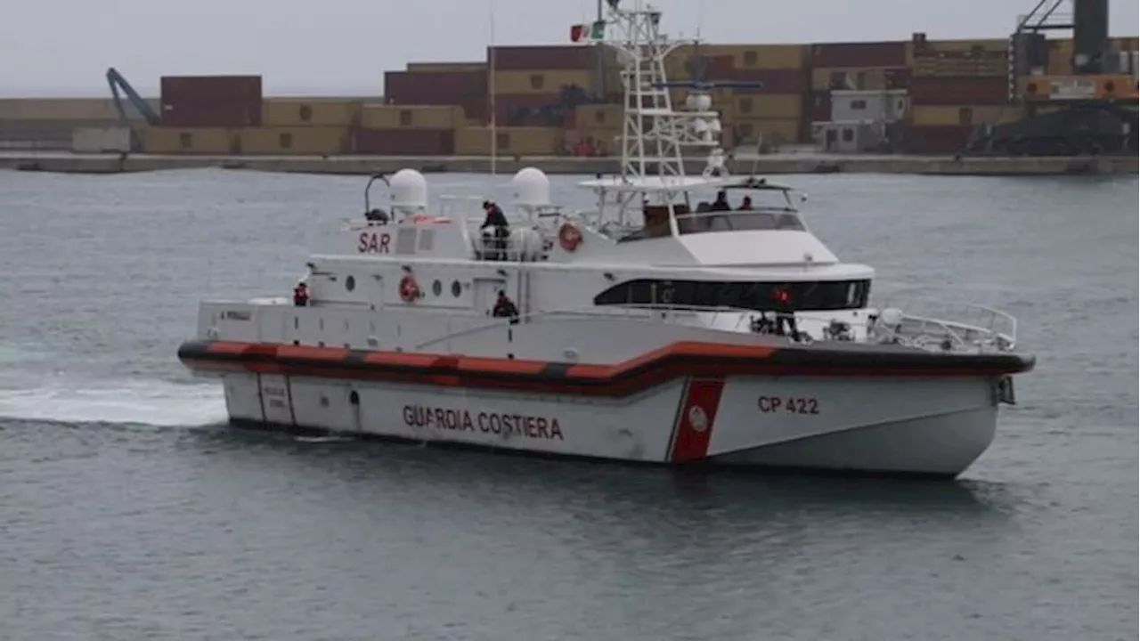 Motovedetta con i migranti da Albania a Bari, lo sbarco sotto la pioggia