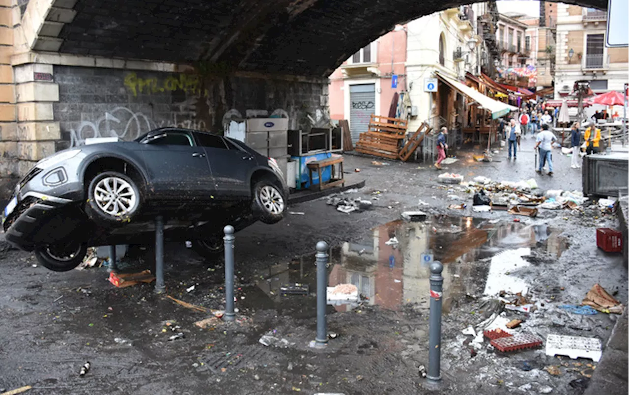 Sicilia sott'acqua, strade come fiumi a Catania. Esonda il Salso a Licata, torrenti di fango nelle vie di Stromboli