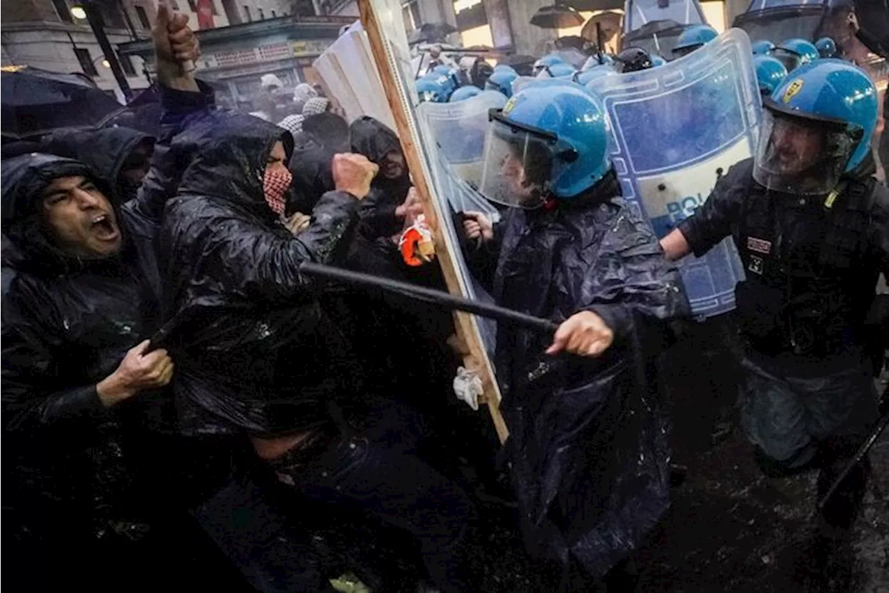 Terminati gli scontri tra manifestanti e polizia a Napoli, situazione tornata alla normalità