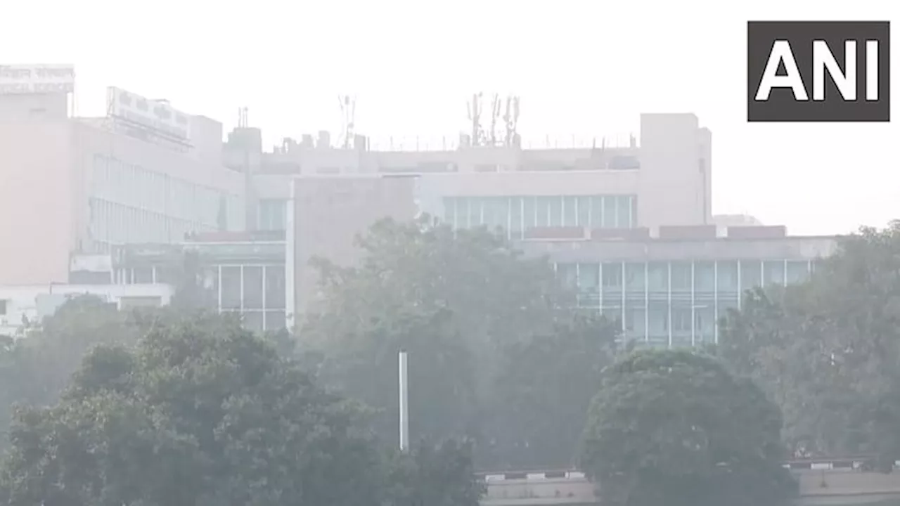 Delhi Pollution: दिल्ली में गहरा रहा सासों पर संकट, AQI पहुंचा 300 के पार, छाई धुंध की चादर